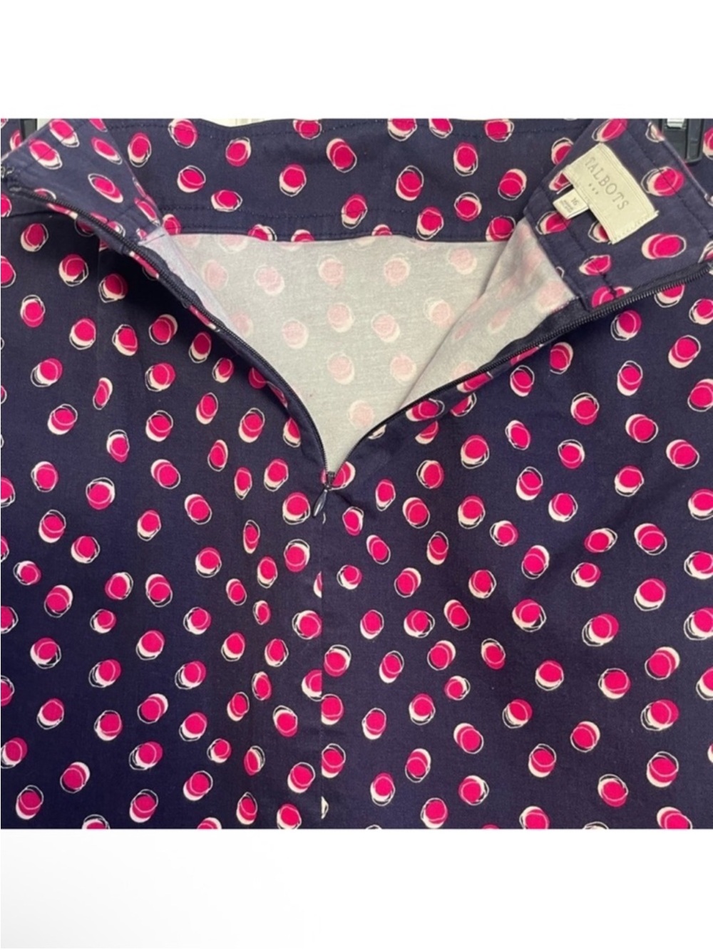 Talbots
Talbots Polka Dot Pencil Skirt
Navy Blue White Magenta Circles Size 16 - Picture 7 of 11